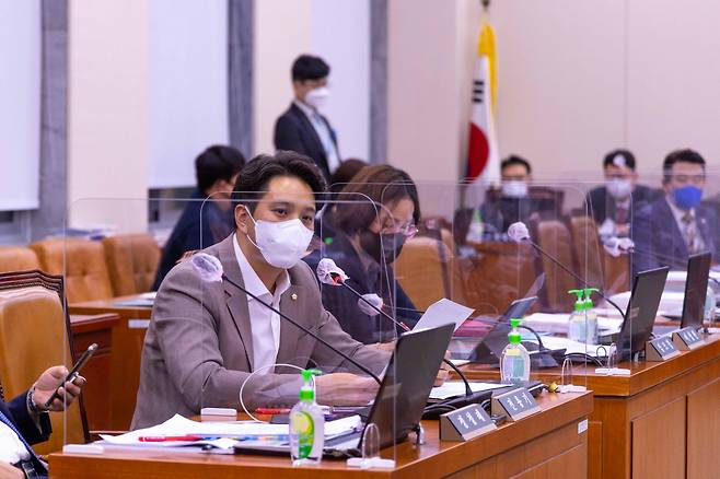 전용기 의원 국회 상임위 질의 모습