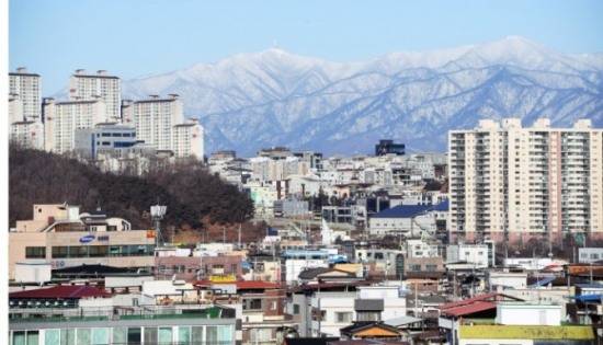 지난해 1월18일 영주시청에서 바라본 소백산일대가 하얗게 덮힌눈으로 아름다운 설경을 연출하고 있다.