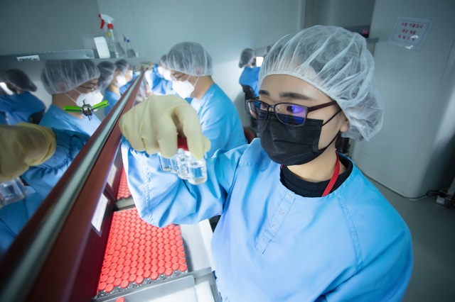 SK바이오사이언스 직원들이 안동L하우스에서 생산되는 코로나19 백신을 검수하고 있다. (사진=SK바이오사이언스 제공) *재판매 및 DB 금지