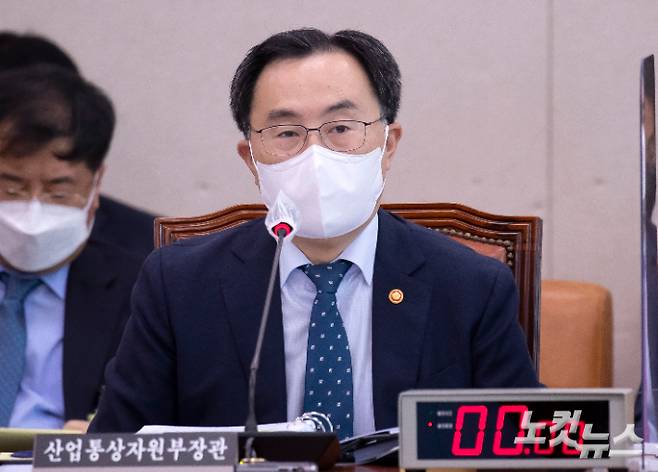 문승욱 산업통상자원부 장관이 20일 국회에서 열린 산업통상자원중소벤처위원회 산업통상자원부 종합감사에서 의원들 질의에 답하고 있다. 윤창원 기자