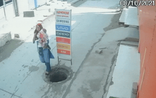 인도에서 여성이 맨홀로 추락하기 직전 모습. 외신 캡처