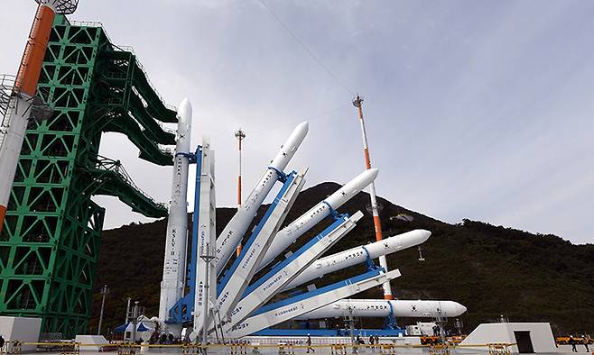순수 국내 기술로 만들어진 한국형 우주발사체 누리호가 발사 하루 전인 20일 전남 고흥군 나로우주센터 제2발사대에 기립되고 있다. 한국항공우주연구원 제공