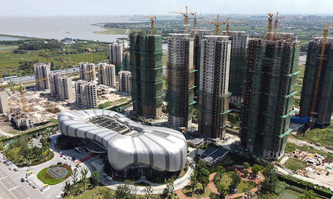 중국 부동산 개발업체 헝다그룹의 부도 위기로 공사가 중단된 장쑤성 쉬저우의 한 건설 현장. 세계일보 자료사진