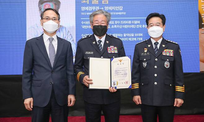 배우 최불암씨(가운데)가 20일 서울 서대문구 경찰청에서 ‘명예 치안감’ 위촉장을 받은 뒤 김창룡 경찰청장(오른쪽), 남구준 경찰청 국가수사본부장(왼쪽)과 기념촬영을 하고 있다. 경찰청 제공