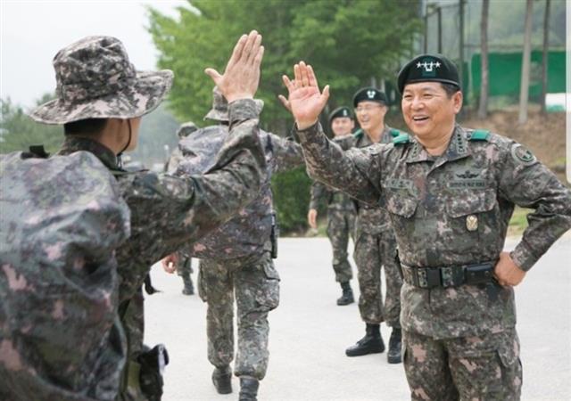 김영식 예비역 육군 대장이 군 사령관 시절 400㎞ 행군 후 장병들과 일일이 손을 마주치는 모습.김영식 장군 제공