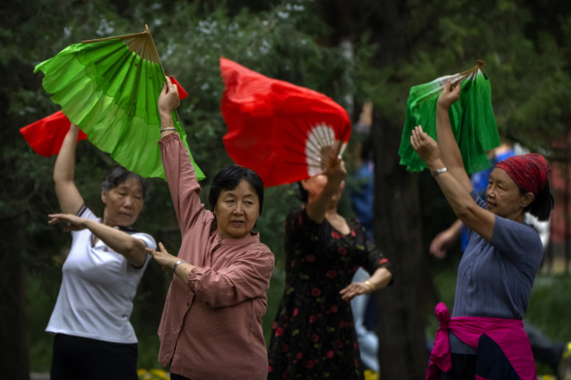 중국 베이징의 한 공원에서 시민들이 ‘광장무’를 추고 있다. 집단활동에 익숙한 중국인에 맞게 ‘공동부유’라는 구호를 통해 정권의 정당성을 합리화하는 작업이 진행중이다. /AP연합뉴스