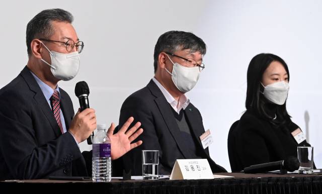 김용진(왼쪽부터) 서강대 경영학과 교수와 정중호 하나금융경영연구소장, 이혜민 핀다 대표가 20일 서울 중구 더플라자호텔에서 열린 제21회 서경 금융전략포럼의 패널로 참여해 토론하고 있다. /성형주 기자