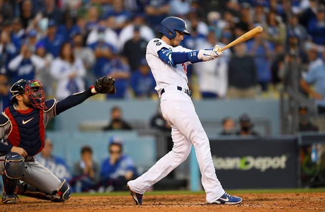 LA 다저스 코디 벨린저가 동점 스리런 홈런을 때리고 있다. | USA투데이스포츠 연합뉴스
