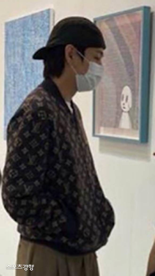 방탄소년단 뷔가 열애설이 불거진 전시회 현장 모습이 공개돼 주목을 끈다. 온라인 커뮤니티