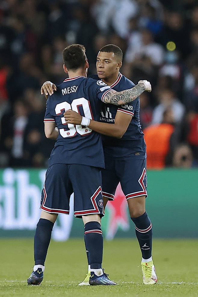 파리 생제르맹의 리오넬 메시(왼쪽)가 20일 프랑스 파리의 파르크 데 프랭스에서 열린 2021~2022 유럽축구연맹 챔피언스리그 조별리그 A조 3차전 라이프치히와 경기에서 후반 22분 동점골을 넣은 뒤 킬리안 음바페와 포옹하고 있다. 파리 | EPA연합뉴스