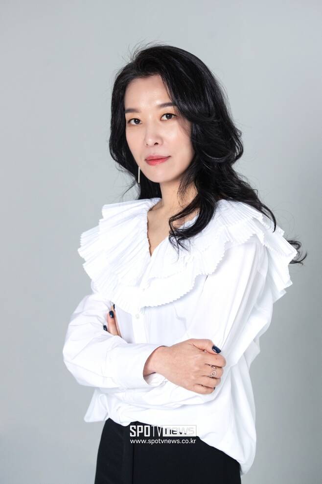 Actor Cha Chung-hwa will continue his ten-day career as Why Her following Gang Village Cha Cha Cha Cha Cha Cha Cha. According to the 20th coverage, Cha Chung-hwa was cast in SBSs new drama Why Her (playplayed by Kim Ji Eun, directed by Park Soo-jin).Why Her paints a sick but thrilling romance between Oh Soo-jae, a cold lawyer who has been hollowed out after only pursuing success, and a Law School student Gongchan (Hwang In-yeop), who is not afraid of anything to protect him.Cha Chung-hwa plays the only friend Chae Jun-hee of Oh Soo-jae.Oh Soo-jae, a star lawyer who swallowed regret and became poisoned after his lifes direction was severely twisted due to the wrong choice he believed was an opportunity for success, is the only person who can open his mind.Cha Chung-hwa, who plays the role of Cho Nam-sook, president of the Resonant Floor, and the president of the Resonant Floor, in the Gang Village Cha Cha Cha Cha Cha Cha Cha, continues his anthology with his next work Why Her.Cha Chung-hwa, who shows amazing acting ability and character digestion ability that seems to be alive for each person who plays such as Loves unstoppable, Hotel Deluna, Iron Queen, Not crazy, I expect.Why Her will be broadcast first in the first half of 2022.