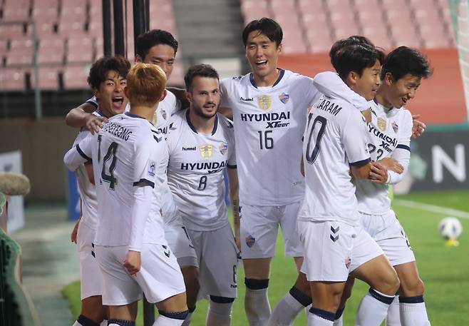 ▲ 울산 현대와 포항 스틸러스가 아시아 축구연맹 챔피언스리그 4강전에서 만나 혈전을 벌였다. 선제골을 넣은 울산의 윤일록을 선수들이 감싸며 축하해주고 있다. ⓒ연합뉴스