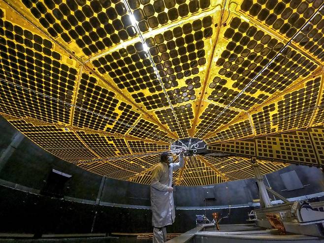 클린룸에서 펼친 루시호의 태양광 패널  [NASA 제공/ 재판매 및 DB 금지]