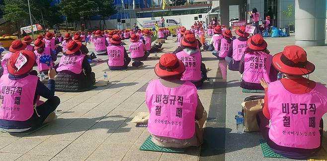 전북 학교 비정규직 노조원 집회 (전주=연합뉴스) 최영수 기자