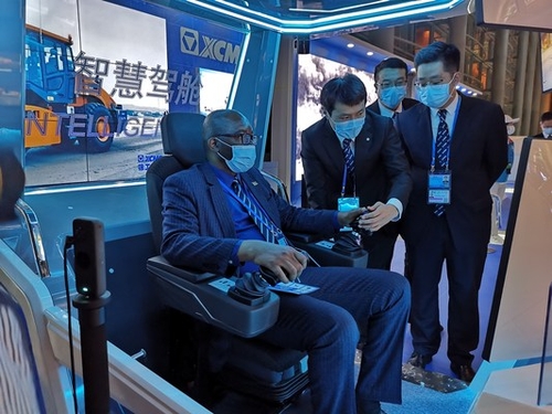 XCMG's 5G intelligent cabin drew wide attention at the second United Nations Global Sustainable Transportation Conference with the interactive experience allowing visitors to remotely control XCMG's unmanned road roller in Xuzhou through a VR headset in real time.