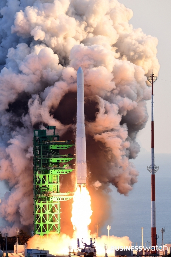21일 전남 고흥군 나로우주센터 제2발사대에서 발사된 한국형 발사체 누리호(KSLV-ll)가 우주를 향해 비행하고 있다./사진=항공우주연구원 제공