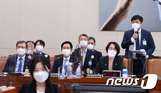 강종렬 SKT인프라 부사장이 20일 오후 서울 여의도 국회에서 열린 과학기술정보방송통신위원회의 과학기술정보통신부 등에 대한 종합감사에서 의원 질의에 답하고 있다. 뉴스1제공