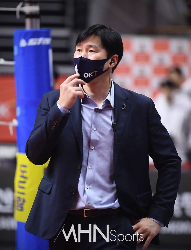 사진= 21일 우리카드와의 경기를 지켜보고 있는 OK금융 석진욱 감독ⓒMHN스포츠 이지숙 기자