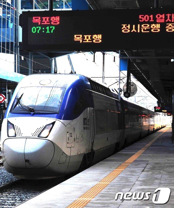 서울 용산발 첫 열차가 광주 송정역으로 들어오고 있는 모습 © News1