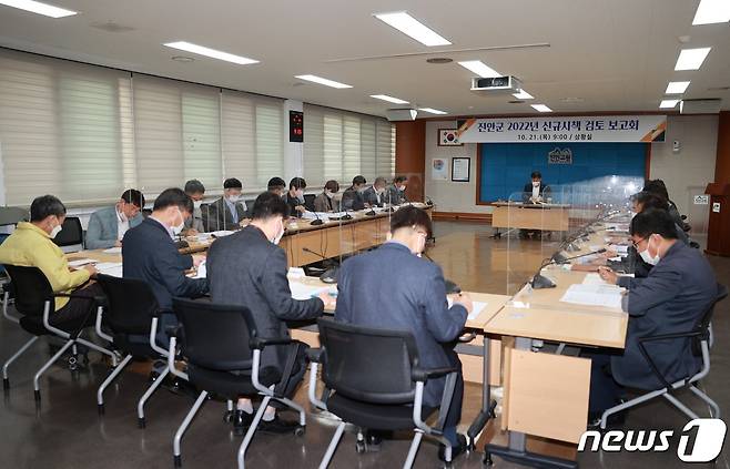 21일 전북 진안군이 상황실에서 전춘성 군수 주재로 각 부서장이 참석한 가운데 '2022년 신규시책 검토 보고회'를 갖고 있다.(진안군제공)2021.10.21/뉴스1