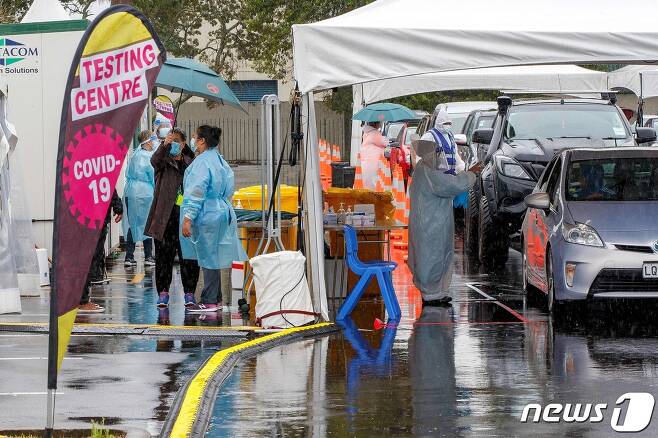 뉴질랜드 오클랜드의 오타라 진료소 앞에 신종 코로나바이러스 감염증 진단 검사를 받으러 온 사람들의 차량 행렬이 이어지고 있다. 2021.02.15 © AFP=뉴스1