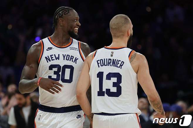 뉴욕 닉스의 2021-22 NBA 홈 개막전 승리를 이끈 줄리어스 랜들(왼쪽)과 에반 포니에. © AFP=뉴스1