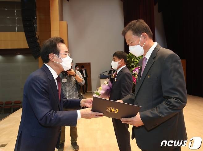 이성희 농협중앙회장(왼쪽)이 삽다리농장 김종권 대표(오른쪽)에게 '제56회 새농민상 본상'을 수여하고 있다.(충남세종농협 제공).© 뉴스1