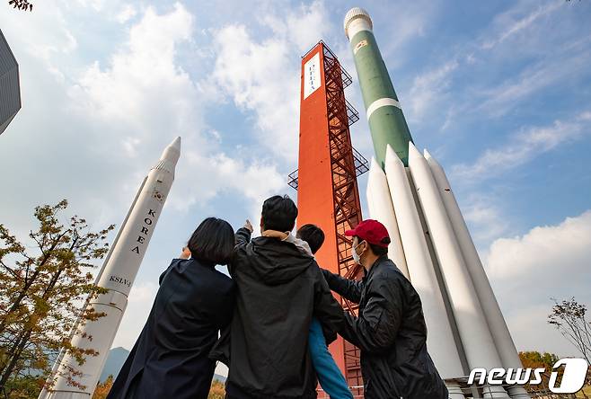 ‘한국형 발사체’ 누리호 발사일인 21일 오후 경기도 과천시 국립과천과학관을 찾은 관람객들이 나로호(KSLV-1)와 델타2 로켓 모형을 살펴보고 있다. 2021.10.21/뉴스1 © News1 이재명 기자