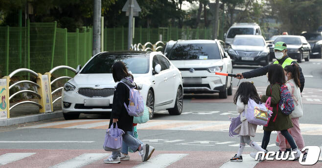 등교하는 초등학생. 2021.10.21/뉴스1 © News1 공정식 기자