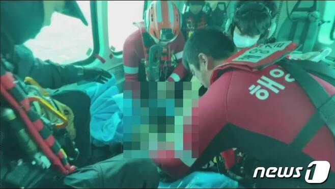 해경이 A씨에 대해 응급처치를 하고 있다.(부산해경 제공)© 뉴스1