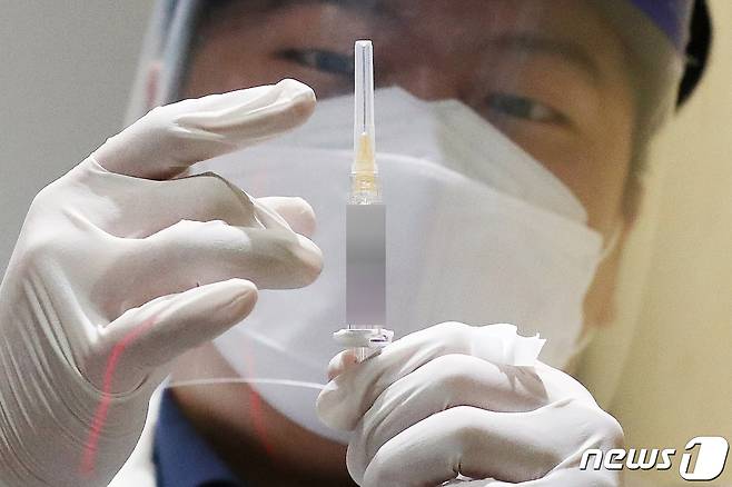 의료진이 독감 백신을 살펴보고 있다. /뉴스1 © News1 민경석 기자