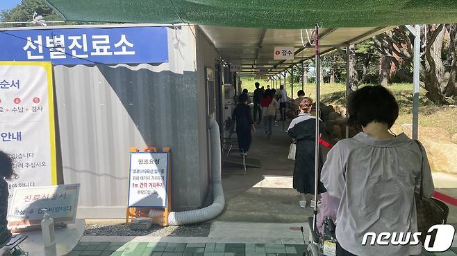 경남 창원시 소재 창원파티마병원 선별진료소에 시민들이 코로나19 검사를 받기위해 줄을 지어 대기하고 있는 모습. © 뉴스1 강정태 기자