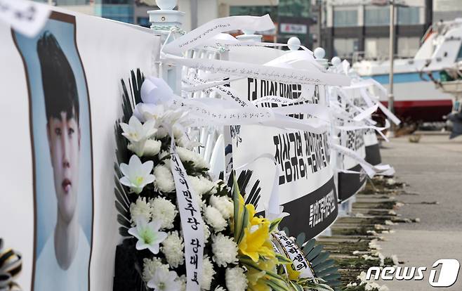 19일 오후 전남 여수시 웅천 친수공원 요트 정박장에 마련된 고 홍정운군 추모 분향소에서 추모 리본이 나부끼고 있다. . 2021.10.19/뉴스1 © News1 황희규 기자