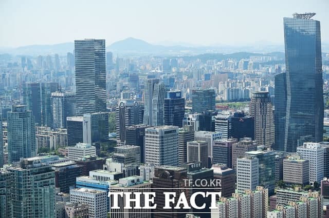 21일 한국부동산원이 발표한 10월 셋째 주(18일 기준) 전국 주간 아파트가격 동향에 따르면 수도권과 지방의 아파트 매매가 상승폭이 둔화된 것으로 나타났다. /더팩트 DB