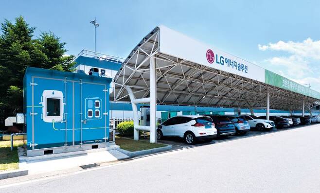 LG에너지솔루션 오창공장에서 전기차에 사용되던 배터리를 재사용해 제작한 ESS로 전기차를 충전하고 있다. / LG에너지솔루션 제공