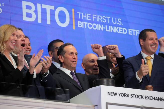 지난 19일 프로쉐어즈 비트코인 선물 ETF(상장지수펀드)가 뉴욕증권거래소에 BITO란 약칭으로 상장된 것을 기념하는 모습. BITO는 비트코인 관련 첫 ETF다. /로이터 연합뉴스