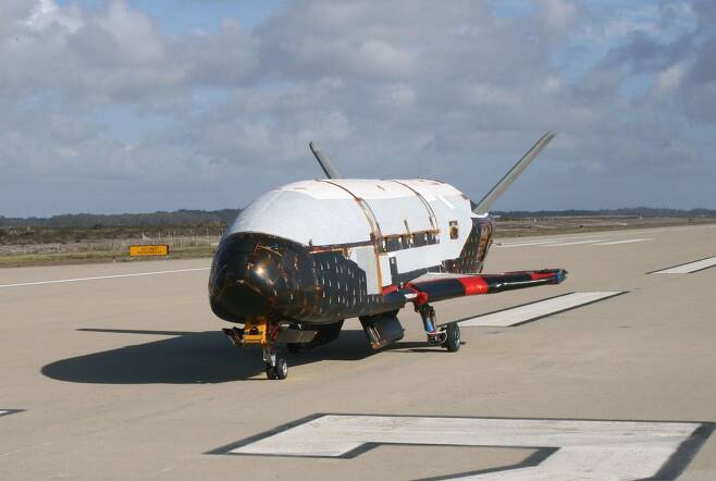 2017년 9월에 찍은 미국 보잉사가 개발한 무인 우주왕복선인 X-37B. 당시까지 5차례 무인 궤도 비행 및 활강 착륙 테스트에 성공했다./미 공군