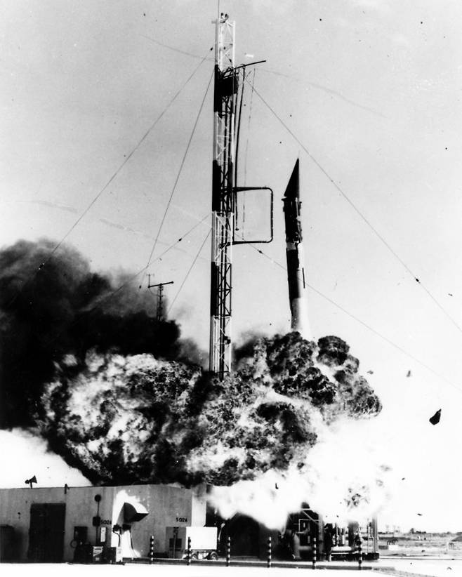 미국의 첫 우주발사체 '뱅가드'는 1957년 12월 첫 발사에서 2초 만에 폭발했다. 연료탱크압력이 낮아 점화 시 압력이 급증하면서 폭발한 것이 원인으로 파악됐다. NASA 제공