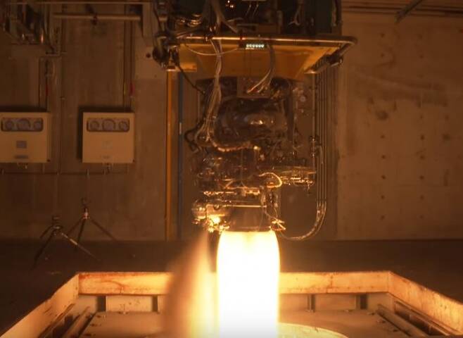 누리호의 7t급 3단 액체엔진이 500초 연소시험을 진행하고 있다. 한국항공우주연구원 유튜브 캡처