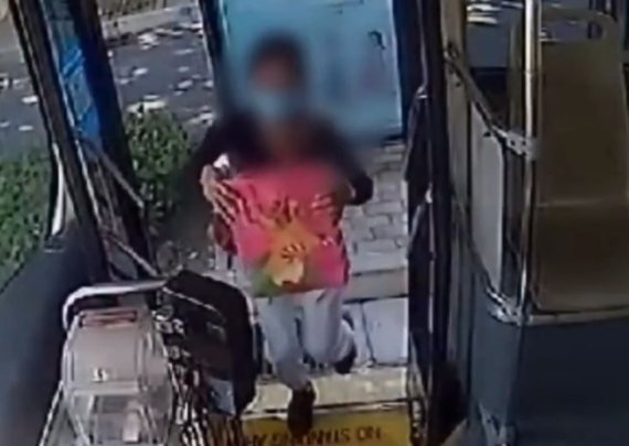 여성 승객이 버스 기사에게 받은 웃옷을 다시 돌려주고 있다. 봉면신문 웨이보 캡처
