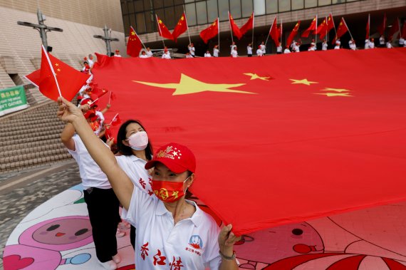 중국의 국기인 '오성홍기'를 중국 국민들이 받쳐들고 있다. /사진=로이터뉴스1