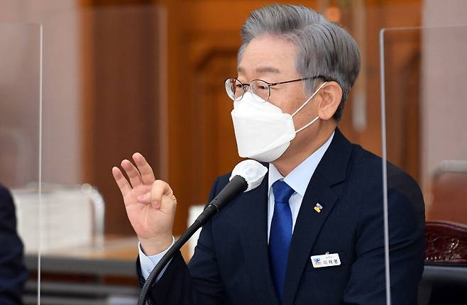 더불어민주당 대선 후보인 이재명 경기지사가 20일 경기도 수원시 경기도청에서 열린 국회 국토교통위원회 경기도청 국정감사에서 답변하고 있다. 국회사진기자단