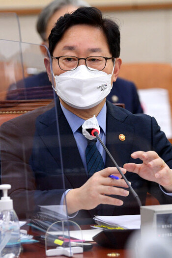 박범계 법무부 장관이 21일 국회 법제사법위원회 국정감사에서 국회의원들의 질의에 답하고 있다. 연합뉴스
