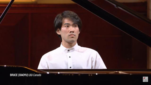 제18회 쇼팽 콩쿠르에서 우승한 캐나다 출신 피아니스트 브루스 리우가 연주를 하고 있다. 유튜브 화면 캡처