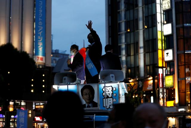 일본 총선(중의원 선거)이 공시되며 공식적인 선거운동이 시작된 지난 19일 저녁 한 자민당 후보가 도쿄의 유세 차량에서 한 표를 호소하고 있다. 도쿄=로이터 연합뉴스