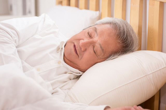 노인의 수면 시간이 짧거나 길면 인지 기능이 떨어진다는 연구 결과가 나왔다./사진=클립아트코리아