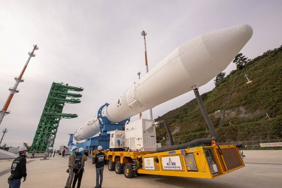 한국형 발사체 누리호(KSLV-II)가 20일 오전 전남 고흥 나로우주센터 제2발사대로 옮겨져 기립을 준비하고 있다. 사진 한국항공우주연구원