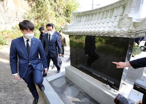 국민의힘 이준석 대표가 21일 오전 전남 여수시 만흥동 여순사건 희생자 위령비를 찾아 비석을 둘러보고 있다. 연합뉴스