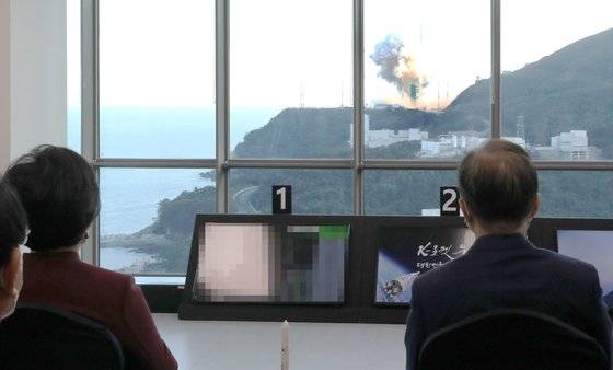 문재인 대통령과 김정숙 여사가 21일 전남 고흥 나로우주센터 연구동에서 김진한 한국항공우주연구원 책임연구원의 설명을 들으며 한국형 발사체 '누리호(KSLV-2)'의 발사를 참관하고 있다.연합뉴스