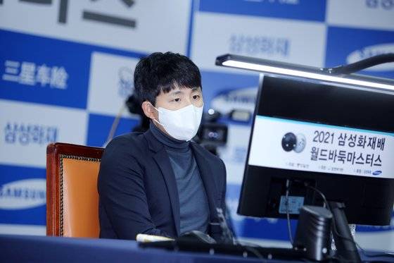 21일 열린 2021 삼성화재배 월드바둑마스터스 본선 32강전에서 커제 9단과 온라인 대국 중인 김지석 9단. 사진 한국기원